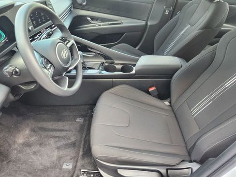 Used 2025 Hyundai Elantra Hybrid FWD image 9