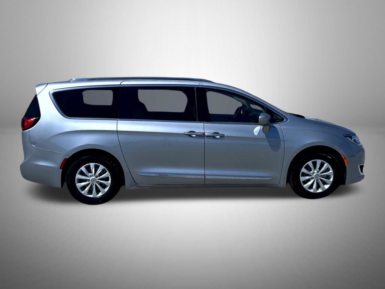 Used 2018 Chrysler Pacifica Touring-L Plus FWD image 5