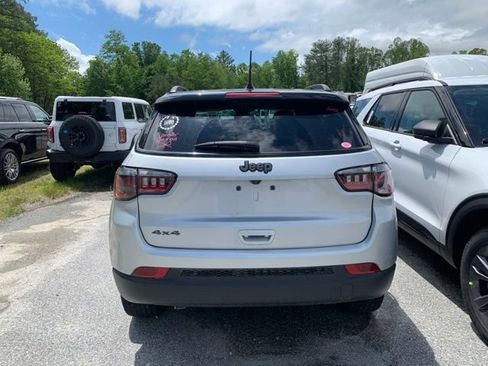 Used 2024 Jeep Compass Latitude w/ Convenience Group AWD/4WD image 7