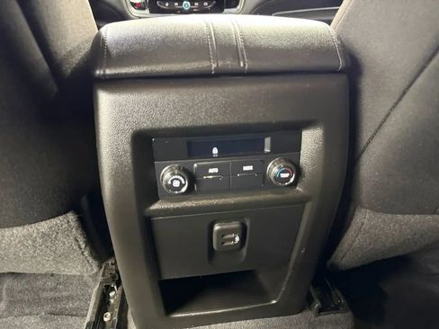 Used 2022 Chevrolet Traverse LT FWD image 33