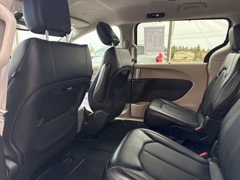 Used 2024 Chrysler Pacifica Touring-L image 11