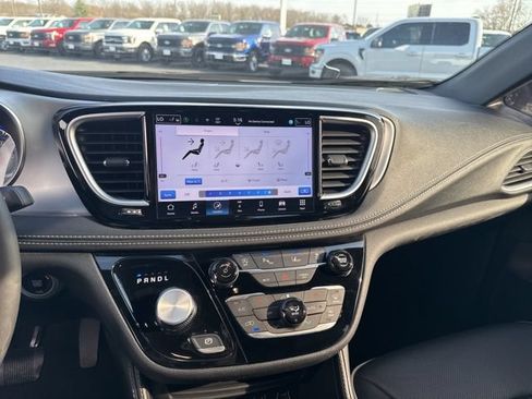 Used 2025 Chrysler Pacifica Limited FWD image 20
