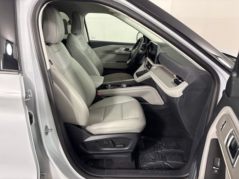 New 2026 Ford Explorer Active w/ Active Comfort Package RWD image 5