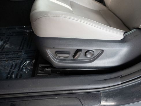 Used 2025 Toyota Camry SE w/ Convenience Package image 12