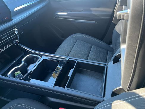 Used 2025 Chevrolet Traverse LT image 29