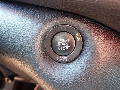 Used 2018 Jeep Cherokee Latitude Plus w/ Cold Weather Group AWD/4WD image 20