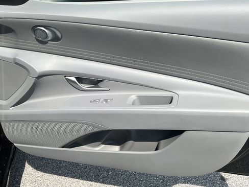 Used 2025 Hyundai Elantra SE image 17