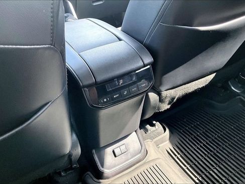 Used 2020 Toyota Highlander XLE AWD/4WD image 35