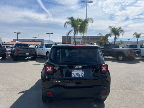 Used 2023 Jeep Renegade Latitude w/ Sun & Fun Group AWD/4WD image 7