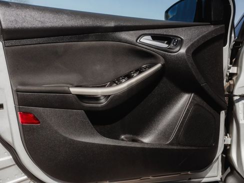 Used 2018 Ford Focus Titanium image 11
