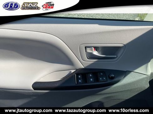 Used 2017 Toyota Sienna LE FWD image 11