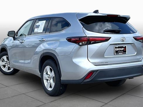 Used 2025 Toyota Highlander XLE FWD image 12
