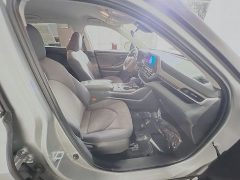 Used 2025 Toyota Highlander LE FWD image 31