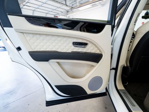 Used 2021 Bentley Bentayga Plug-In Hybrid AWD/4WD image 46