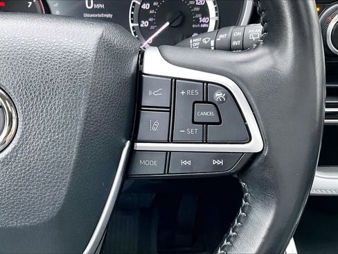 Used 2023 Toyota Highlander XLE AWD/4WD image 25