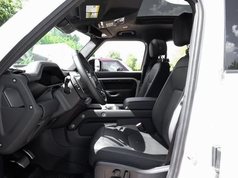Used 2025 Land Rover Defender 110 V8 AWD/4WD image 4