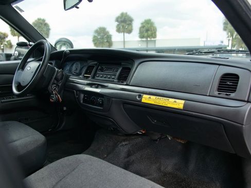 Used 2005 Ford Crown Victoria Police Interceptor RWD image 12