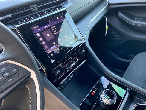 New 2025 Jeep Grand Cherokee Altitude image 18