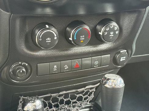 Used 2018 Jeep Wrangler Unlimited Rubicon w/ Connectivity Group AWD/4WD image 20