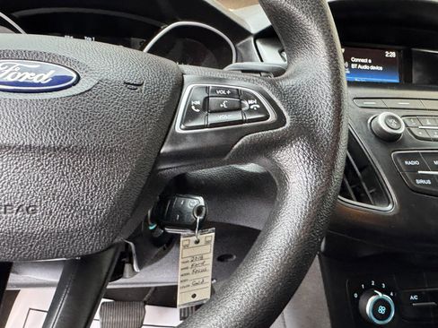 Used 2018 Ford Focus SE w/ SE Appearance Package image 16