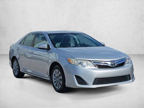 Used 2014 Toyota Camry LE image 3