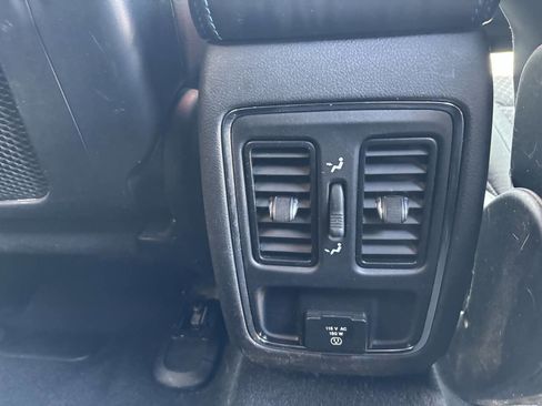 Used 2019 Jeep Grand Cherokee Laredo image 14