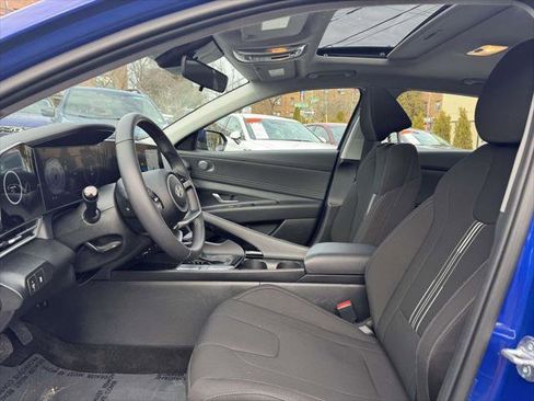 Certified 2025 Hyundai Elantra SEL image 17