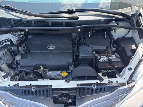 Used 2016 Toyota Sienna XLE FWD image 38
