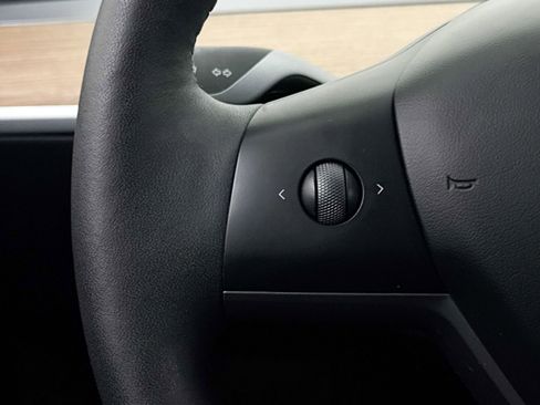 Used 2023 Tesla Model Y 2WD image 35