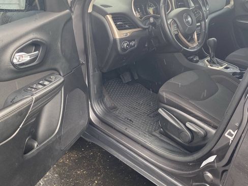 Used 2016 Jeep Cherokee Latitude w/ Cold Weather Group AWD/4WD image 4
