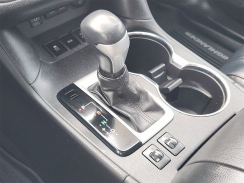 Used 2017 Toyota Highlander XLE image 19