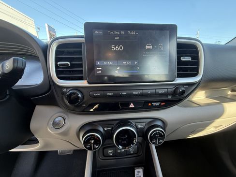 Used 2025 Hyundai Venue SEL FWD image 11