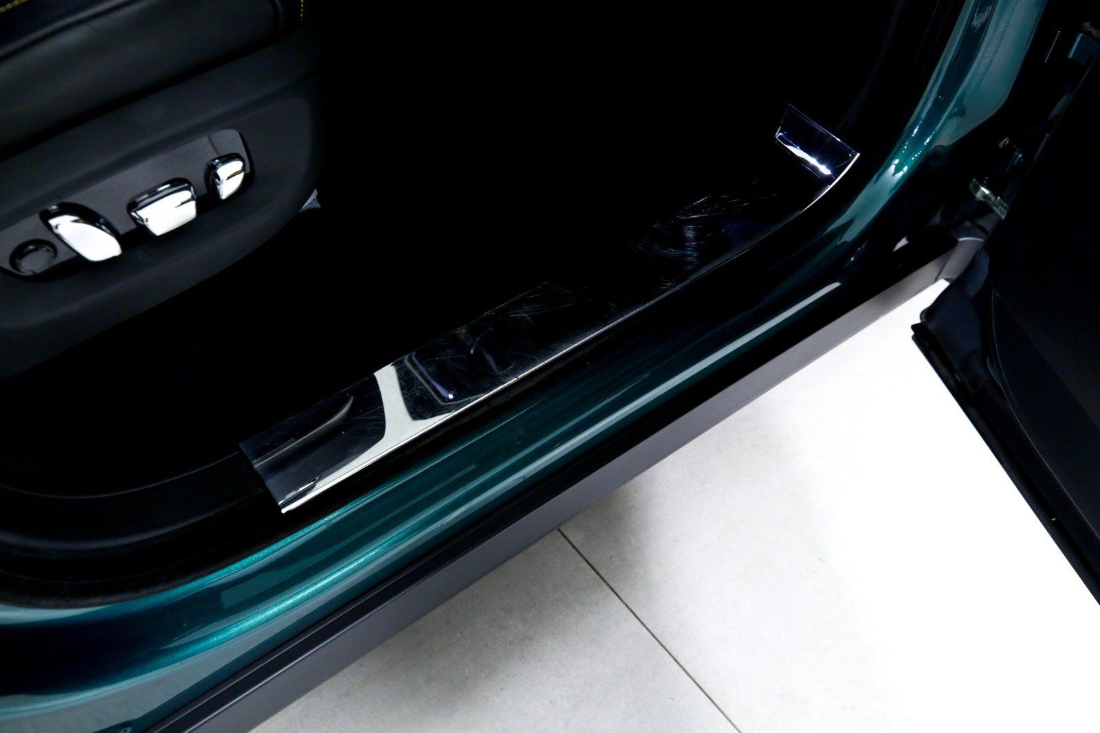 Used 2023 Rolls-Royce Cullinan AWD/4WD image 32