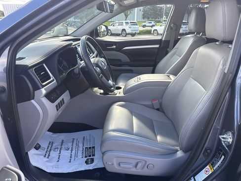 Used 2019 Toyota Highlander XLE AWD/4WD image 7