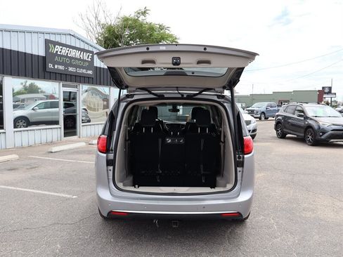 Used 2017 Chrysler Pacifica Touring-L FWD image 6