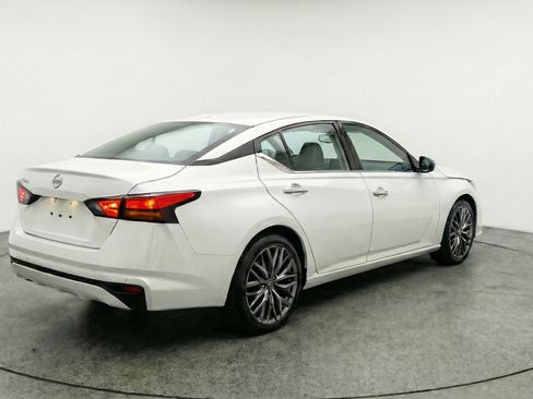 Used 2025 Nissan Altima 2.5 SV FWD image 9