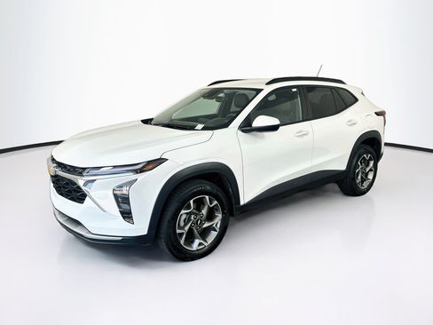 Used 2025 Chevrolet Trax LT FWD image 3