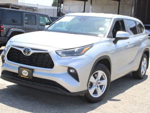 Used 2024 Toyota Highlander LE AWD/4WD image 9