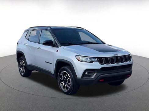 Used 2025 Jeep Compass Trailhawk AWD/4WD image 2