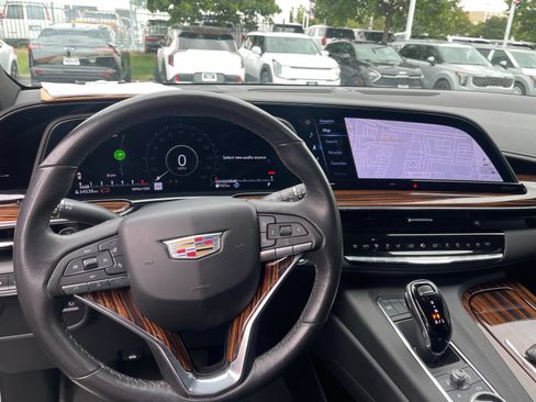 Used 2022 Cadillac Escalade Luxury AWD/4WD image 7
