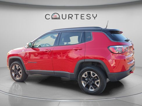 Used 2018 Jeep Compass Trailhawk w/ Leather Interior Group AWD/4WD image 3