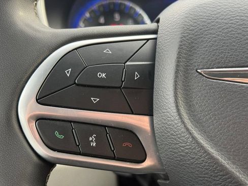 Used 2024 Chrysler Pacifica Touring-L FWD image 15