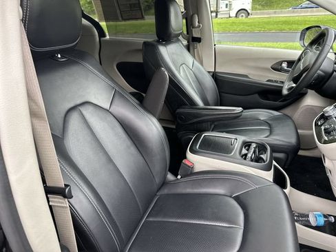 Used 2024 Chrysler Pacifica Touring-L FWD image 29