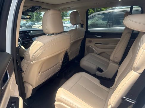 Used 2022 Jeep Grand Cherokee L Limited AWD/4WD image 9