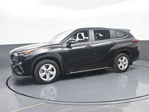 Used 2023 Toyota Highlander L image 2
