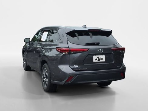 Used 2022 Toyota Highlander XLE FWD image 6