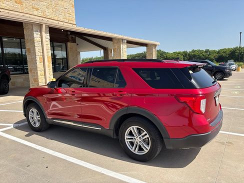 Used 2024 Ford Explorer XLT w/ Equipment Group 202A RWD image 2
