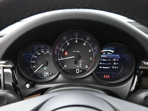 Certified 2025 Porsche Macan AWD/4WD image 19