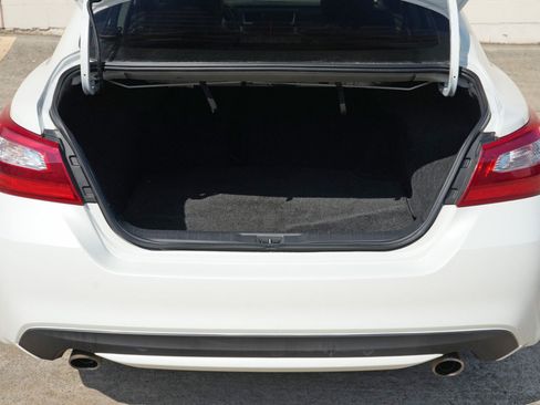 Used 2016 Nissan Altima 2.5 SR w/ LED Appearance Package FWD image 9