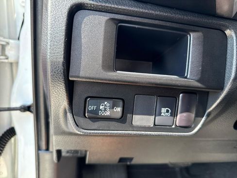 Used 2018 Toyota Tacoma SR5 RWD image 23